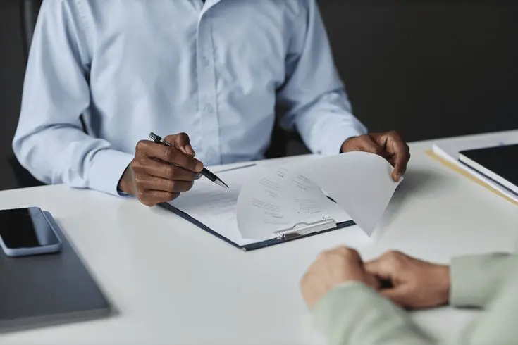 Formatrice en entretien individuel avec un apprenant
