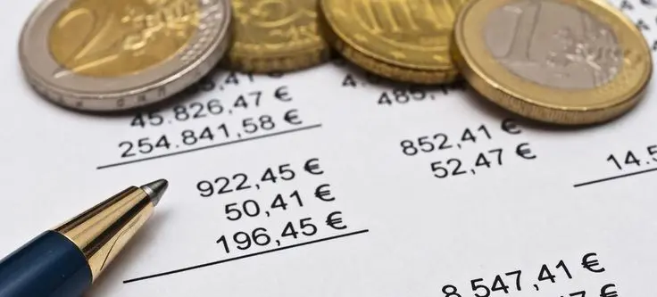 Personnes en formation professionnelle discutant de financements