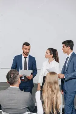 Conseillère formation échangeant avec un client autour d’un projet de formation