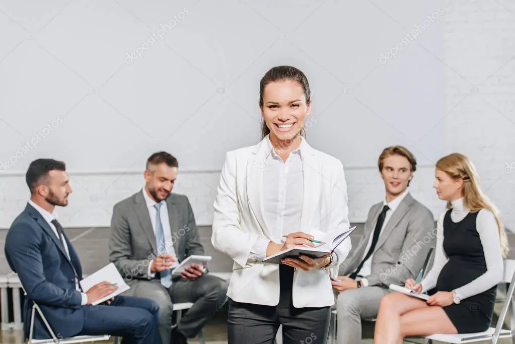 Conseillère formation échangeant avec un apprenant sur les options de financement