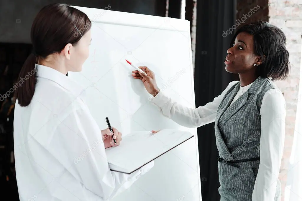 Formatrice animant une session de formation de qualité avec des adultes