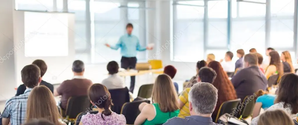Formateur animant un atelier de formation